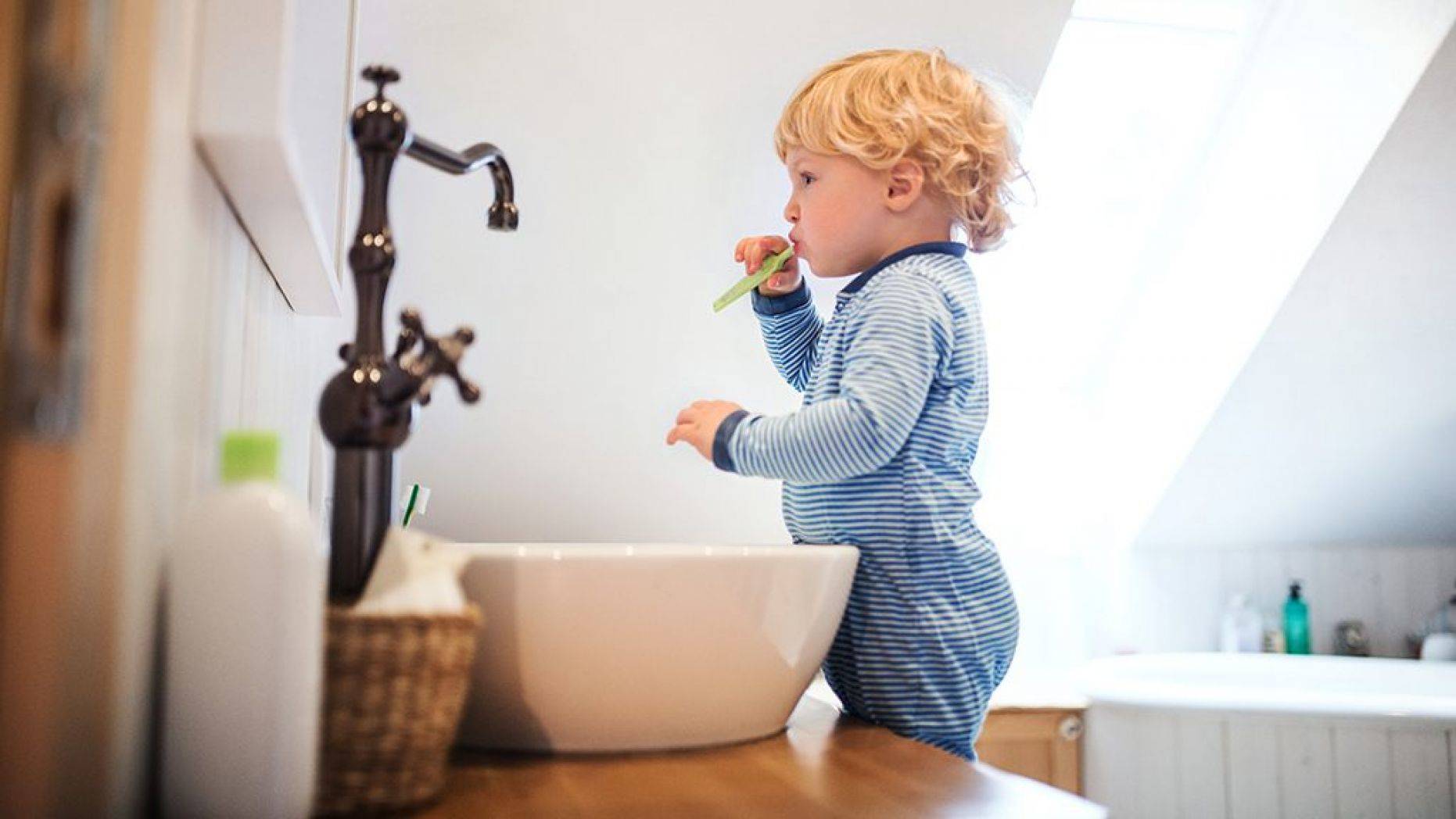 Kid-brushing-teeth