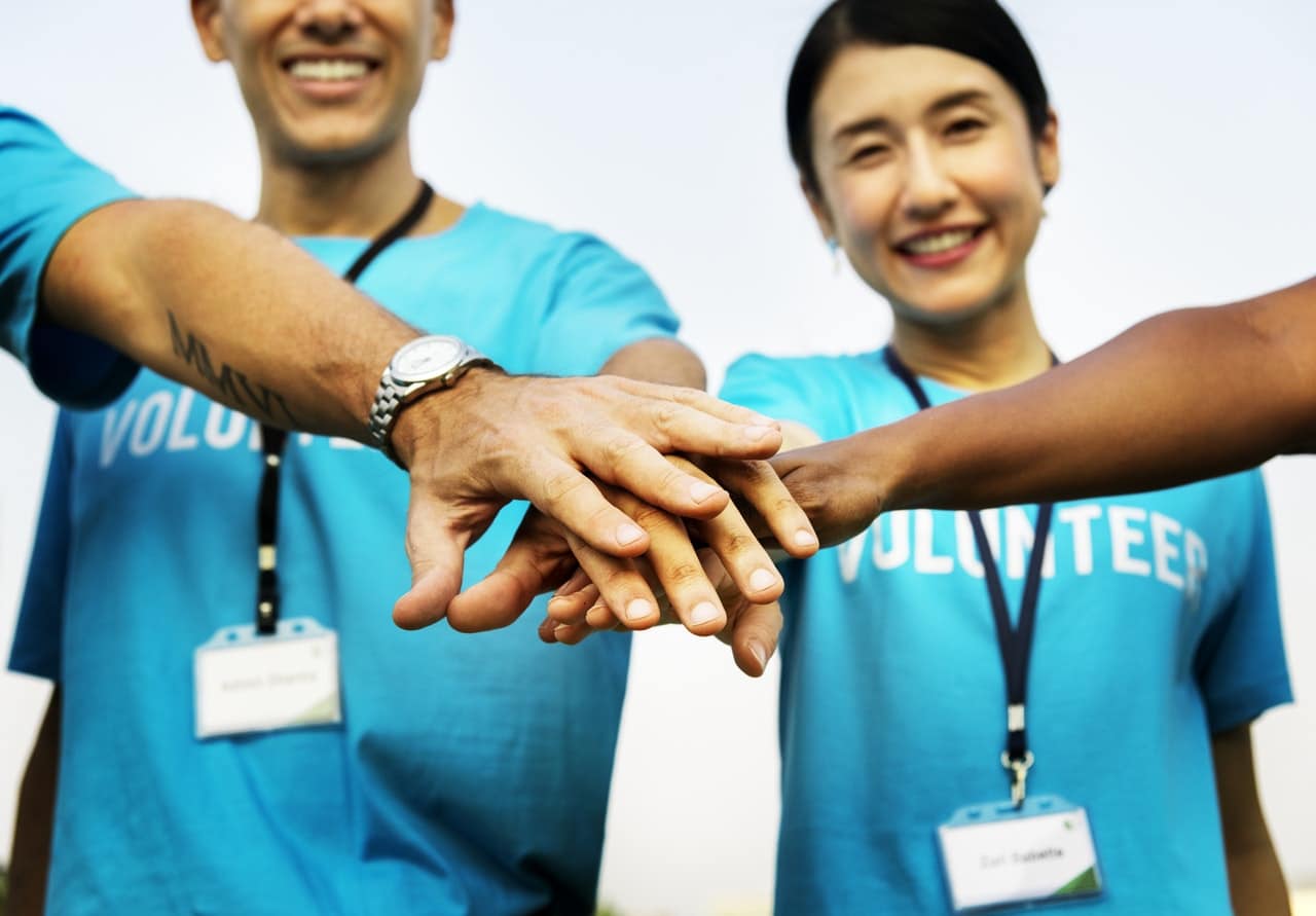 generosity-gift-heals-giver-header-image