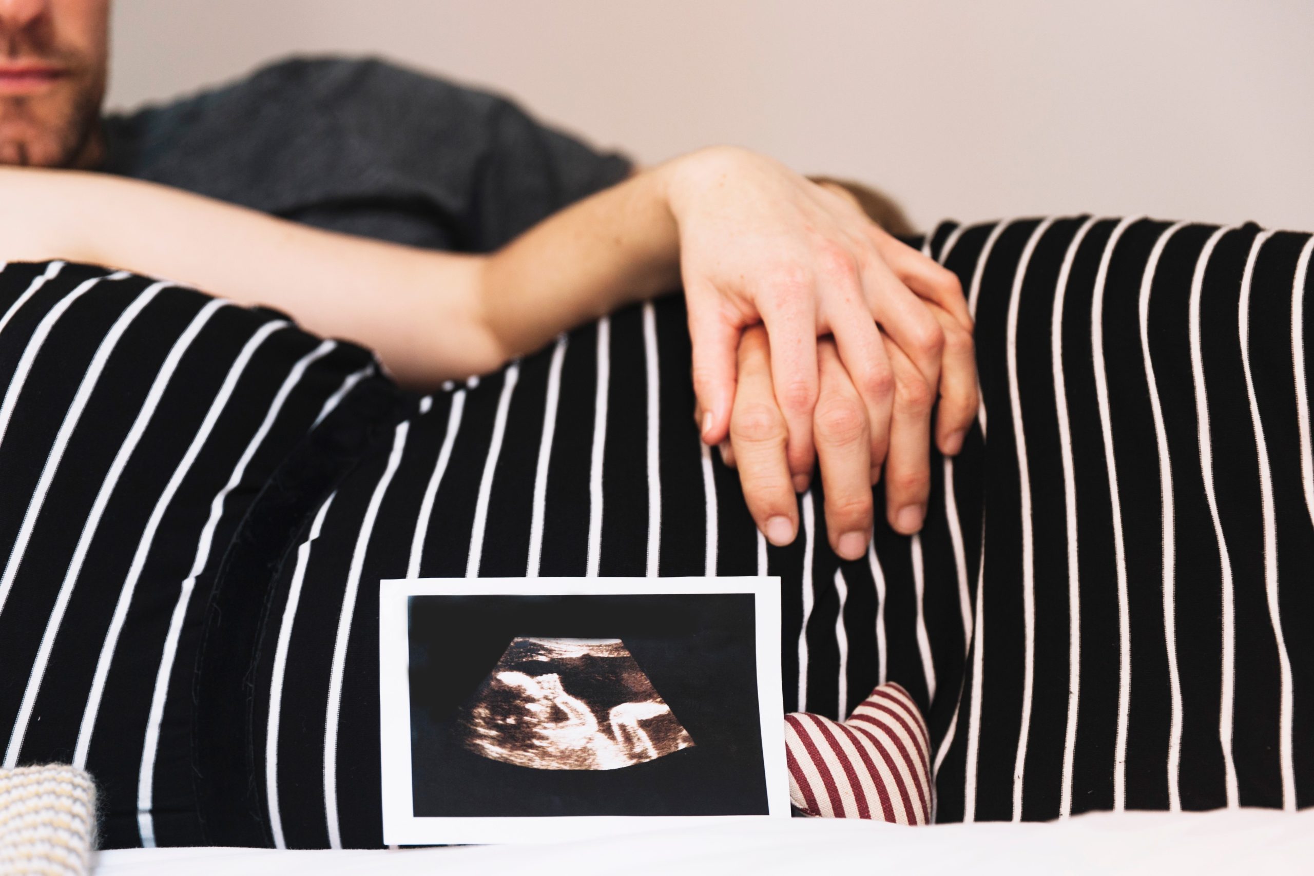 pregnant-woman-with-husband-ultrasound-2